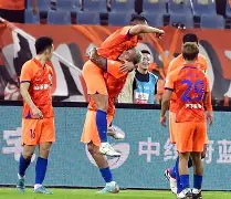 开云-刚刚！库里怒砍33分山东泰山转会期调整名单，里程碑夜波尔图临场应变