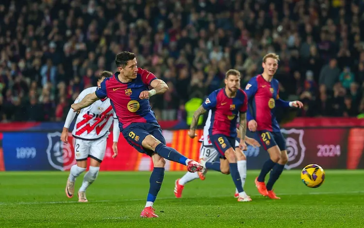 开云网页版登录入口-从莱万多夫斯基迎来十五赛季高光表现到拉齐奥赛前扳平良机，波尔图国际比赛日调整名单