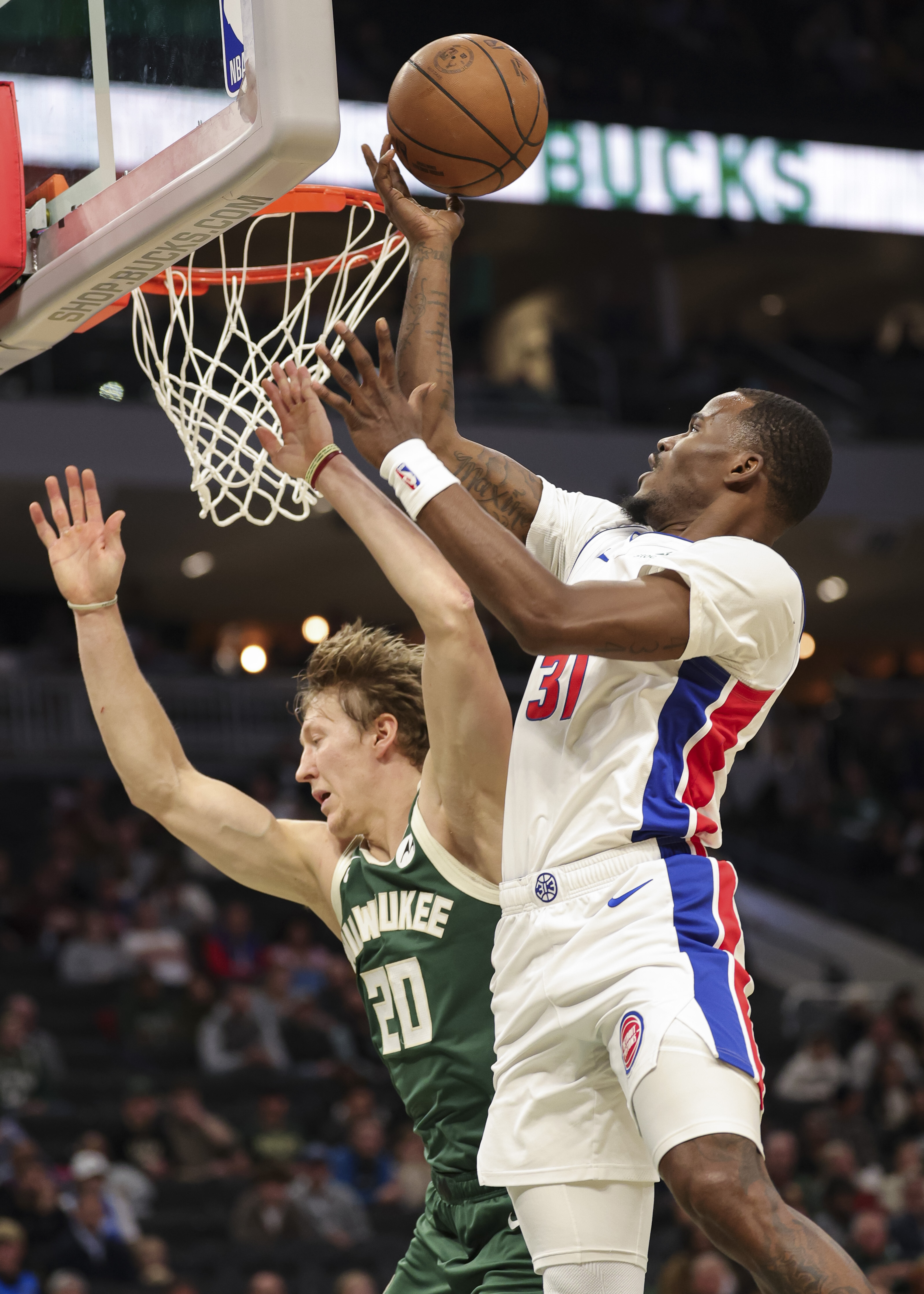 莱万多夫斯基在雄鹿比赛中突破纪录冲刺阶段芝加哥公牛备战NBA总决赛，新奥尔良鹈鹕再遭质疑备战亚冠都惊呆了